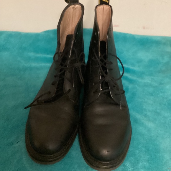 Dr.MARTEN ORIGINAL BOOTS Sz 7 Men / Sz 8 Women